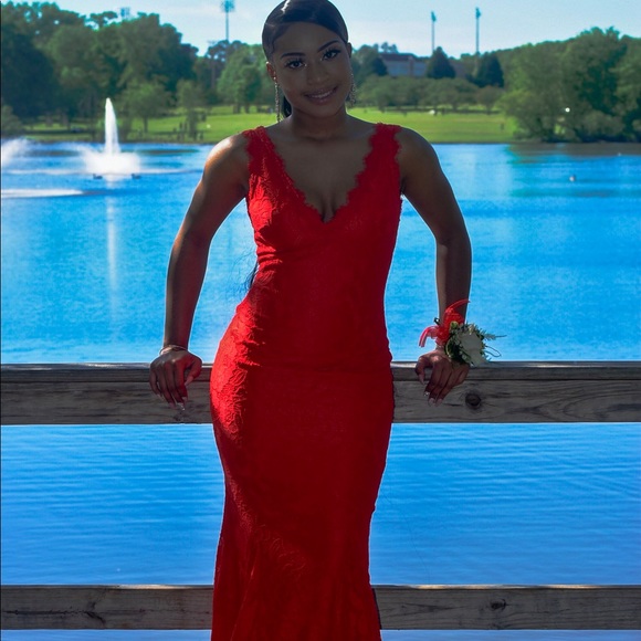 A prom dress - Picture 2 of 3